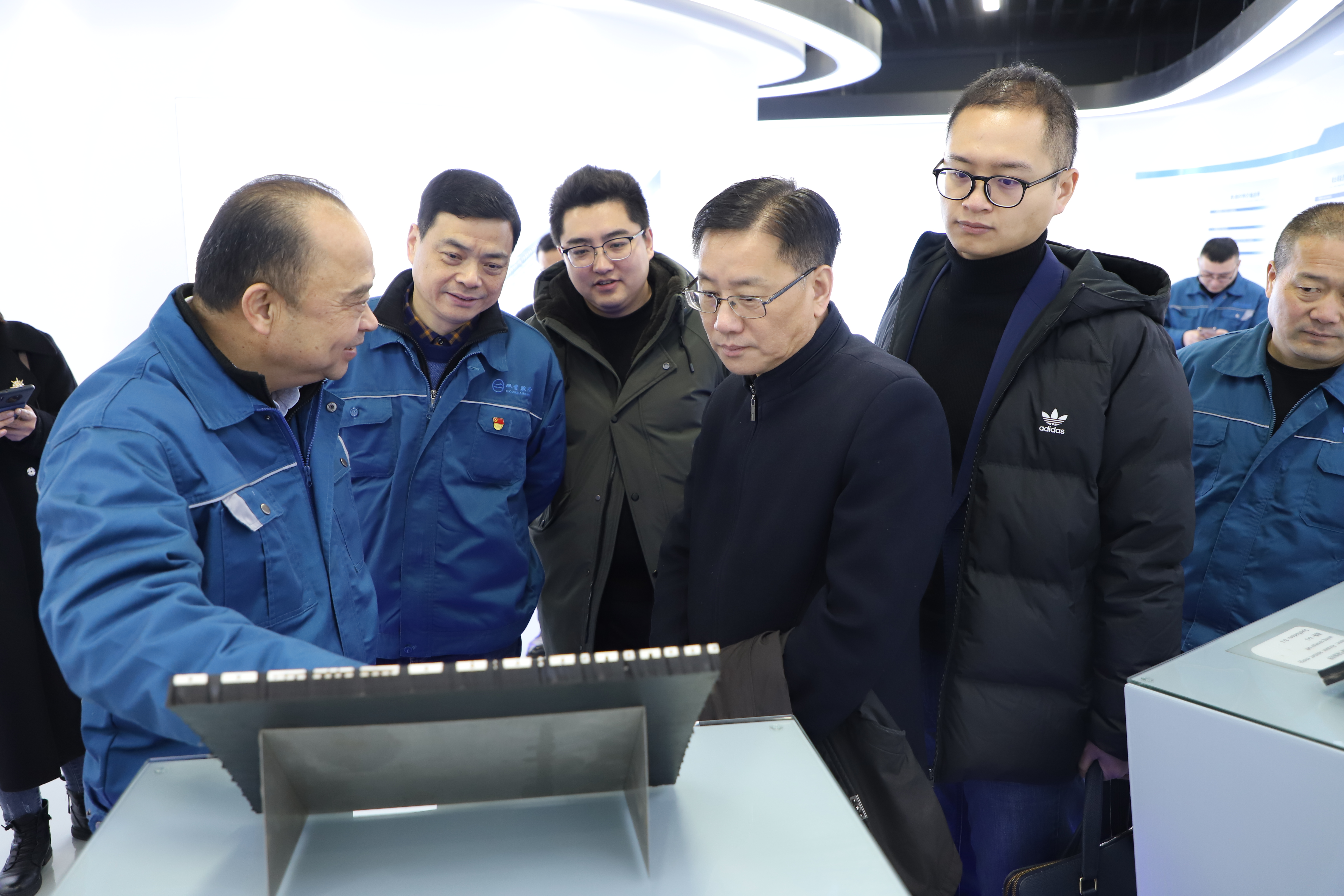 嘉興市科協(xié)調(diào)研員萬(wàn)勇一行蒞臨公司參觀交流